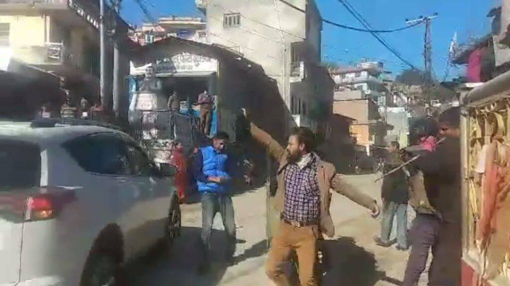 डडेल्धुरामा लेखराज भट्टलाई कालो झण्डा